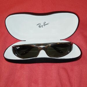This product is a pair of vintage Ray-Ban W0960 Lisbon Cat's Eye sunglasses in a